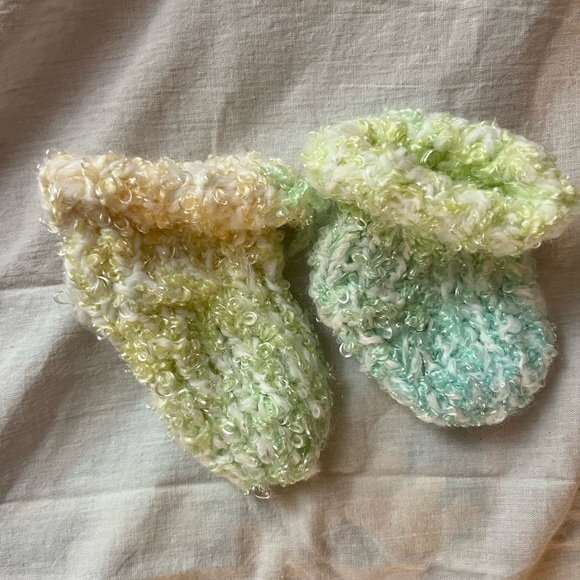 Handmade infant hat, booties, mitts - Picture 4 of 8